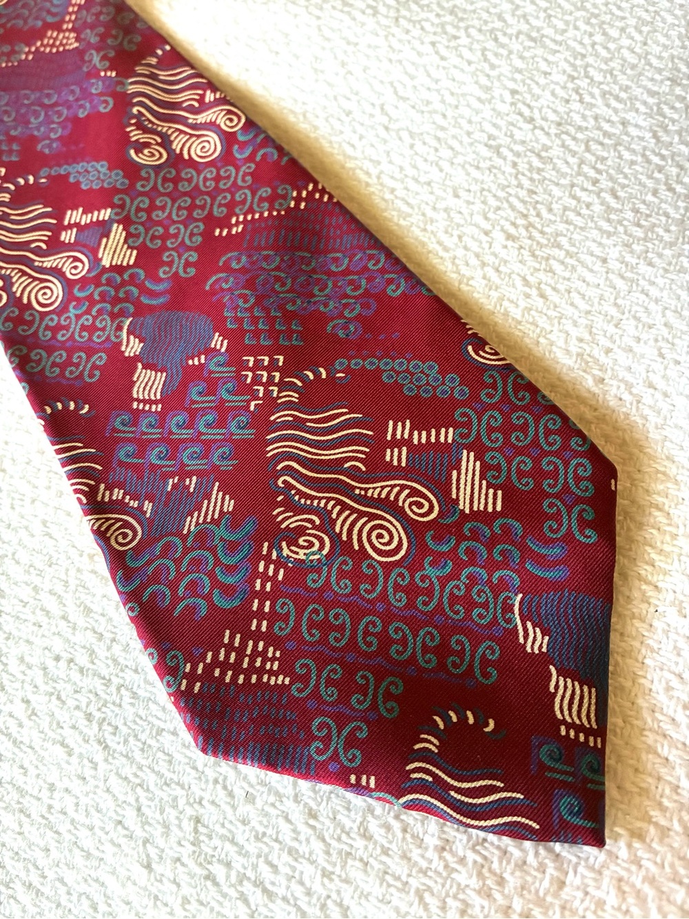 The Metropolitan Museum of Art Menβs Silk Tie Abstract Burgundy 59β x 4β